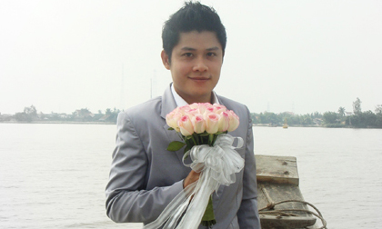 Nhạc sĩ Nguyễn Văn Chung một mình vượt sông đón dâu