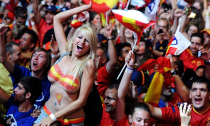 Quá hạnh phúc, fan nữ cởi phăng áo ăn mừng