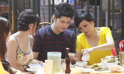 Phương Thanh - Noo Phước Thịnh ăn đêm tại vỉa hè Hà Nội