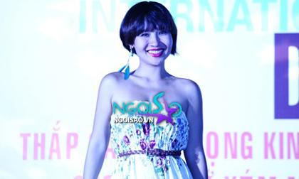 Mai Khôi nồng nàn váy trắng