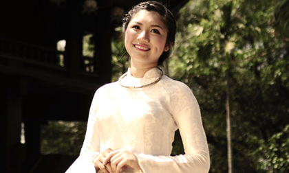 Nữ sinh ĐH Bắc Hà “má lúm” xinh tươi tại Chùa Một Cột