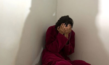 Ấn Độ bắt giáo viên ép học sinh uống nước tiểu