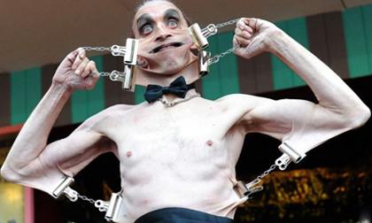 Khóc thét trước màn trình diễn của 'người dơi'