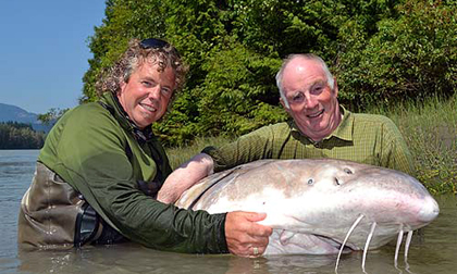 Tay không bắt "siêu cá" nặng 500kg