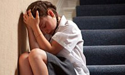 Bố nhẫn tâm treo ngược con gái lên trần nhà