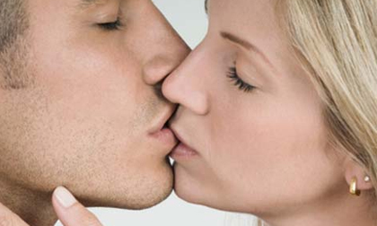 Khiến chàng run lên khi gần gũi