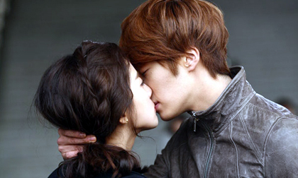 Sao "Tiệm mỳ mỹ nam" hôn đến... rách môi