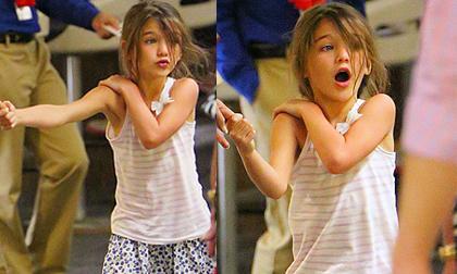 Suri "đầu bù tóc rối" nhí nhảnh ở sân bay