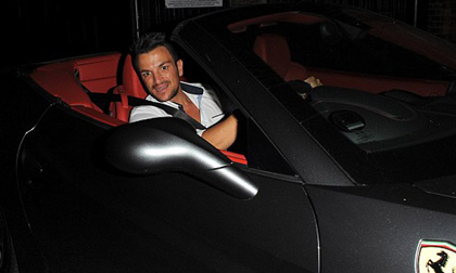 Peter Andre xuống phố cùng siêu xế Ferrari California