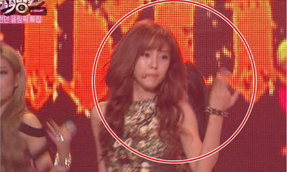 Hyo Min (T-Ara) vừa hát vừa nhìn lời trên lòng bàn tay