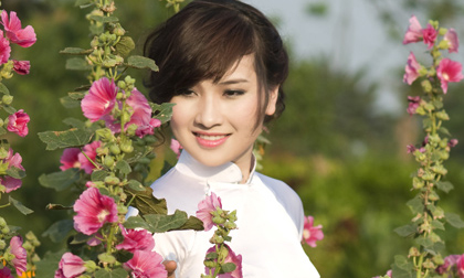 Nữ sinh 9X đất Hà Giang xinh tươi e ấp bên cánh hoa