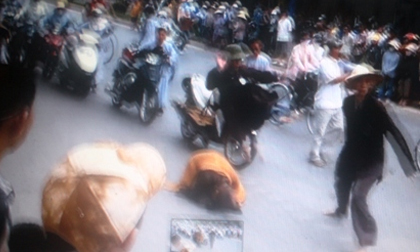 Choáng với cảnh tiểu sư thày “tung chưởng”, ném mũ cối trên phố