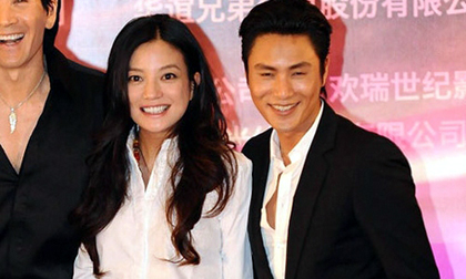 Triệu Vy quên mặc quần đi họp báo?