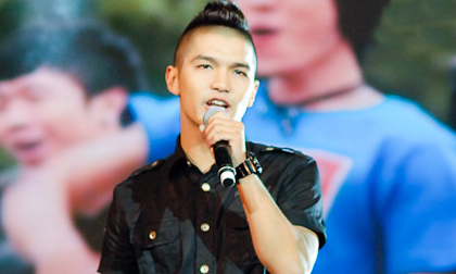 Cường Seven bị ném đá tơi tả vì hát live kém cỏi