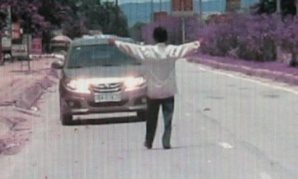 Cả huyện đối phó với phụ nữ chặn xe xin tiền!