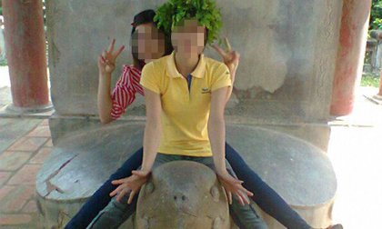 Cư dân mạng bức xúc cảnh nữ sinh cưỡi đầu rùa Văn Miếu