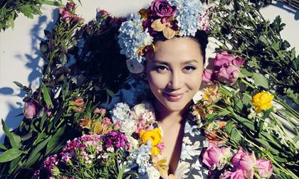 Nàng A Đóa khoe sắc và đẹp tỏa sáng hơn hoa