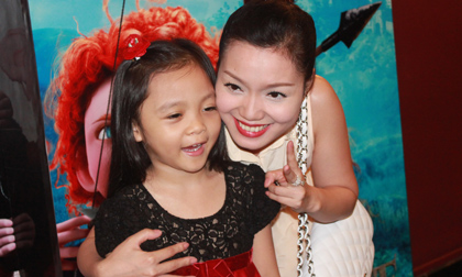 Hai mẹ con ca sĩ Ngọc Anh rủ nhau đi "gặp công chúa"