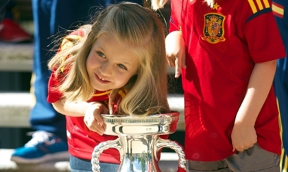 Hai công chúa Tây Ban Nha làm dáng bên cúp bạc Euro