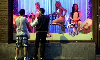 Cha dẫn con đi… “phố đèn đỏ” để mừng sinh nhật tuổi 14