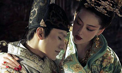 Vua &#39;qu&#225;i&#39; th&#237;ch nh&#236;n vợ d&#226;m loạn với trai đẹp