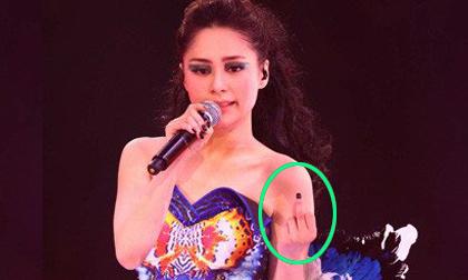 Sao Hoa ngữ thô tục giơ "ngón tay thối" 