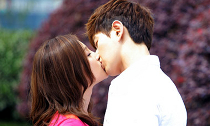 Chuyện tình của cặp đôi Hoa, Hàn "hút hồn" khán giả