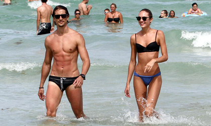 Thiên thần Victoria's Secret vui vẻ cùng bạn trai trên biển