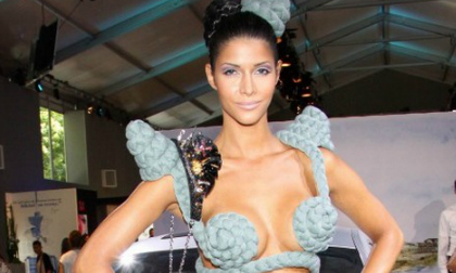 "Tròn mắt" nhìn siêu mẫu Đức diện áo ngực bằng... tóc