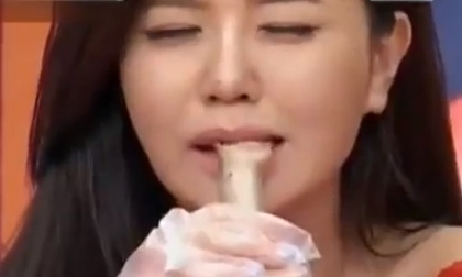 Video: Cô gái ăn sống "cái ấy" bò