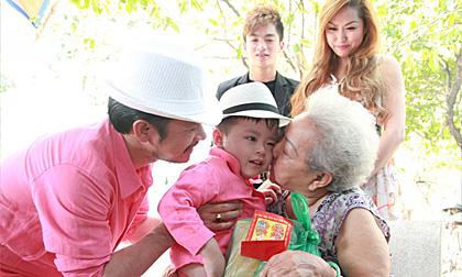 Doanh nhân Hùng Cửu Long bế con cùng Phi Thanh Vân đi từ thiện