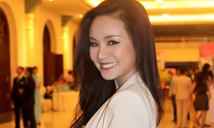 Vy Oanh kín đáo với gam trắng đi dự sự kiện