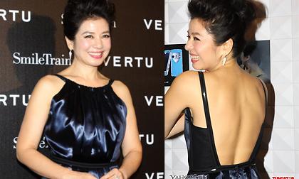 Chung Sở Hồng khoe lưng trần đẹp nuột nà bất chấp tuổi 53