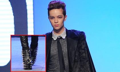 Hotboy Kelbin diện giày cao gót "khủng" lướt sàn catwalk