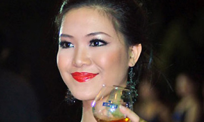 Những làn môi "bóng nhẫy nhụa" của mỹ nhân Việt