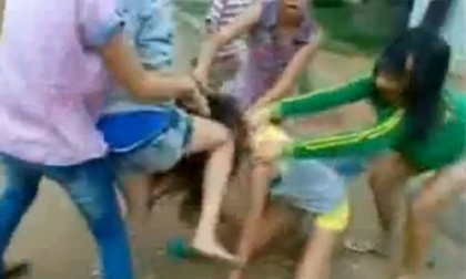 Clip sốc: Nữ sinh hỗn chiến dưới gầm cầu