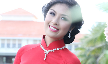 Hoa hậu Ngọc Hân đẹp rực rỡ với áo dài