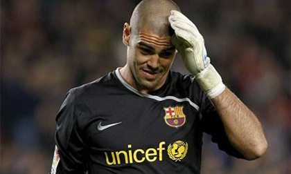 Thủ môn Victor Valdes chuẩn bị cắp tráp hầu tòa