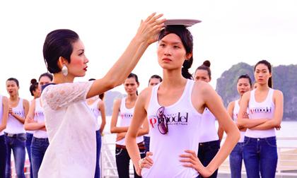 Lộ clip Xuân Lan bắt thí sinh đội đĩa, kẹp thước vào chân đi catwalk