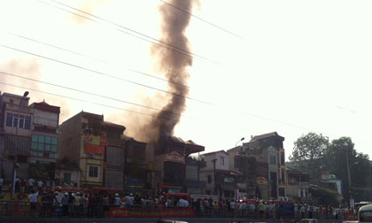 Hà Nội: Cháy dữ dội, hàng trăm người sơ tán