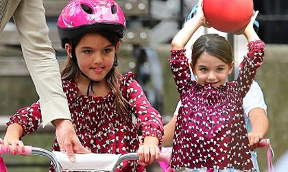 Mẹ con Suri nô đùa, tập xe trong công viên