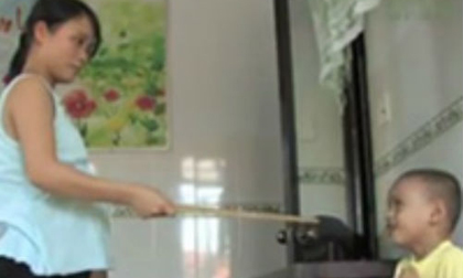 Sốc với clip đánh đập trẻ mồ côi ở Nha Trang