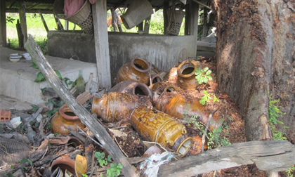 Kỳ bí những nhà mả chôn hàng chục tử thi