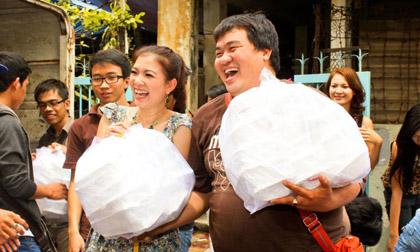 Sao Việt đội nắng, đội gió đi "bán" cơm ngày chủ nhật