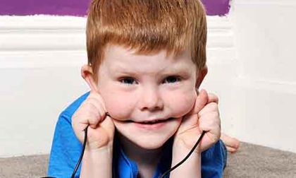 Cậu bé thèm ăn... dây điện