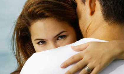 Chồng đề nghị “dâng” vợ cho sếp