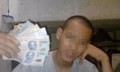 Choáng vì sư trẻ cầm dao, khoe tiền… trên facebook