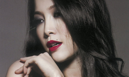 Linh Nga vạch áo khoe vòng 1 không nội y và bụng bầu cận ngày sinh