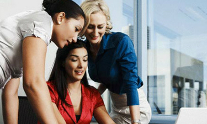 Khi nữ nhân viên công sở "chân ngoài dài hơn chân trong"