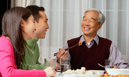 Bố chồng chăm con dâu đẻ